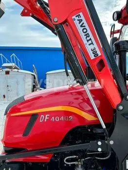 Трактор Dongfeng DF-404C G2 с кабиной с фронтальным погрузчиком